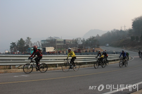 녹색자전거열차 참가자들이 지난 주말 상주보인증센터를 나서고 있다./사진=박정웅 기자