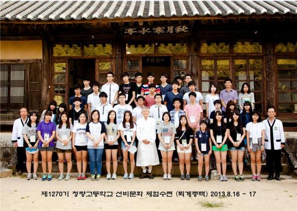 ▲수상자인 청량교 전광철교사의 독서교육 중 '청량과 퇴계' 기념사진(제공=교육부 보도자료)
