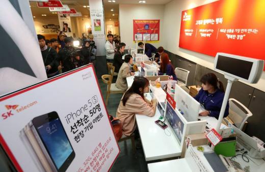 아이폰 5s와 아이폰5c 첫 판매와 개통이 시작된 25일 오전 서울 T월드카페
