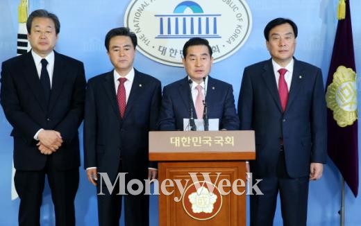 ▲국회 국토교통위원회 소속 여야 의원들이 30일 국회 정론관에서 철도파업 사태 해결을 위한 여야 합의사항을 발표하고 있다. (왼쪽부터) 새누리당 김무성·김태흠 의원, 민주당 이윤석·박기춘 의원.(사진 = 뉴스1 오대일 기자)