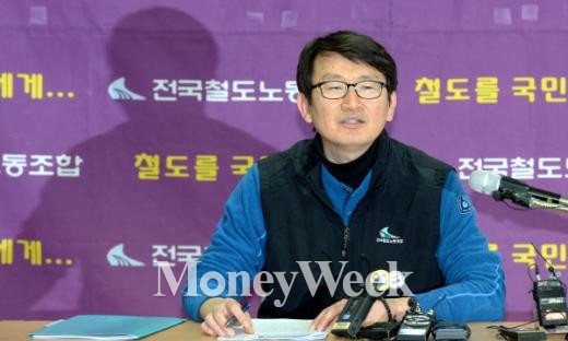 ▲전국철도노동조합 백성곤 홍보팀장이 철도노조 파업 17일째인 25일 오후 서울 용산 철도회관에서 일일 브리핑을 하고 있다. 철도노조 측은 박태만 수석부위원장 등이 전날밤 조계사에 들어간 것과 관련해 "경찰이 민주노총까지 침탈하는 상황에서 사회적 약자를 돌보고 우리 사회의 양심을 지켜온 종교계에 기댈 수 밖에 없다는 절박함을 양해해주시기 바란다&