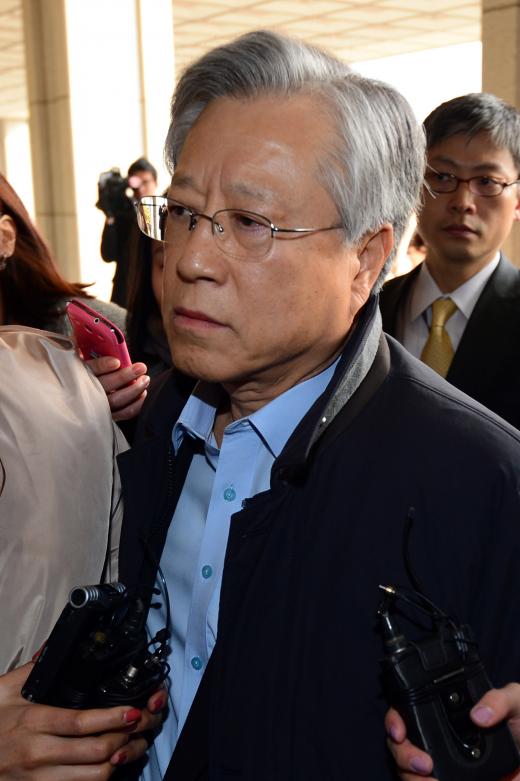 지난 20일 횡령·배임 혐의로 서울 서초동 서울중앙지방검찰청에 소환된 이석채 전 KT 회장. 검찰은 이날 이 전 회장을 불러 관련 혐의에 대해 밤샘 조사했다.(사진=뉴스1 정회성 기자)