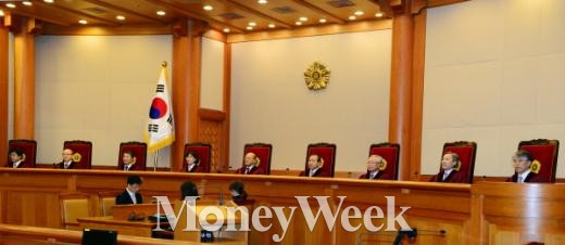 ▲박한철 헌법재판소장과 재판관들이 26일 오후 서울 종로구 재동 헌법재판소에서 대형마트 영업시간을 규제한 유통산업발전법 제12조의 2 등에 대한 헌법소원심판사건 선고를 위해 대심판정에 자리하고 있다.(뉴스1 정회성 기자)