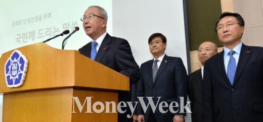 ▲현오석 경제부총리가 26일 오후 서울 종로구 도렴동 외교부청사 브리핑룸에서 각부처 장관과 함께 철도파업을 포함한 '경제와 민생안정을 위해 국민께 드리는 말씀' 담화문을 발표하고 있다. 왼쪽부터 현오석 부총리, 서승환 국토교통부 장관, 문형표 보건복지부 장관, 방하남 고용노동부 장관.(뉴스 1 박세연 기자)