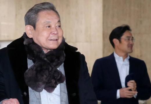 이건희 삼성전자 회장이 지난 11월 3일 미국으로 출국해 일본을 들른 후 27일 오후 김포국제공항을 통해 귀국하고 있다. (머니투데이 홍봉진기자)