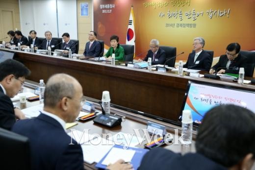  박근혜 대통령이 27일 오전 정부세종청사 기획재정부 대회의실에서 열린 경제관계장관회의에서 모두발언을 하고 있다.(사진제공= 청와대)