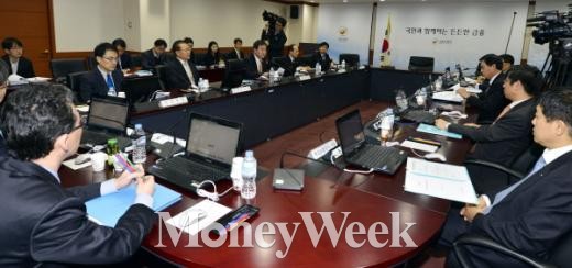 ▲박상용 금융위원회 민간위원장과 신제윤 금융위원회 위원장이 31일 오전 서울 중구 태평로 금융위원회 열린 공적자금관리위원회 회의에 참석해 위원들과 함께 회의을 하고 있다.(사진 = 뉴스1 최영호 기자) 