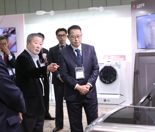 구본무 LG 회장(가운데)이 일산 킨텍스에서 열린 LG전자 주요 제품 전시 현장을 찾아 제품을 살펴보고 있다. (LG그룹 제공) 