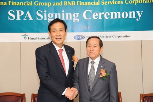김정태 하나금융그룹 회장(왼쪽)과 정삼찬 BNB지주사 이사회 의장겸 BNB은행장