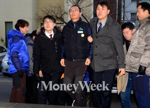 ▲민주노총에서 은신 중이던 김명환 철도노조 위원장이 14일 오후 서울 용산경찰서로 호송되고 있다.(사진 = 뉴스1 박정호 기자)