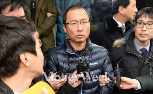 ▲김명환 철도노조 위원장이 16일 오전 서울 마포구 서울서부지방법원에서 영장실질심사를 받은뒤 옆 서울서부지방검찰청 출입구를 통해 용산경찰서로 호송하기 위해 차량에 오르기 전 취재진의 질문에 답하고 있다.(사진 = 뉴스1 박정호 기자)