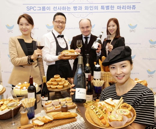 ▲ 파리크라상의 정태수 대표이사가 '세계 소믈리에 챔피언' 올리비에 푸시에와 함께 일일 소믈리에로 나섰다 (사진제공=SPC)