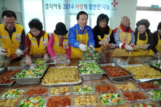 강운태 광주시장, 결식아동 반찬 만들기 봉사 펼쳐