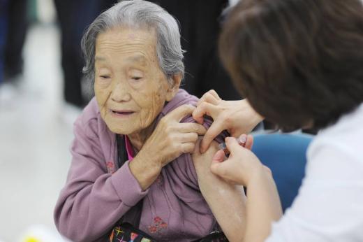 ▲만65세 이상의 어르신은 독감백신이 무료.(제공=중랑구, 출처=머니투데이DB)