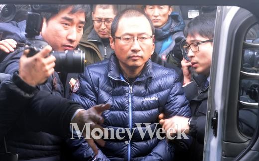 ▲철도파업을 주도한 혐의로 구속영장이 신청된 김명환 전국철도노조 위원장이 지난달 16일 서울 마포구 서울서부지방법원에서 영장실질심사(구속 전 피의자 심문)를 받은뒤 바로 옆 서울서부지방검찰청 출입구를 통해 용산경찰서로 호송되고 있다.(사진 = 뉴스1  박정호 기자) 