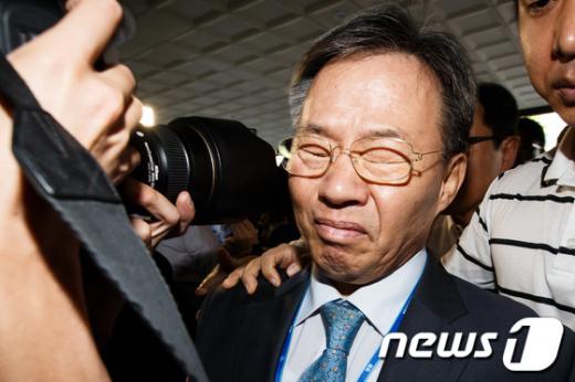 ▲'여대생 공기총 청부 살해사건' 주범인 윤길자씨(68·여)의 형집행정지를 도운 남편 류원기(66) 영남제분 회장이 지난해 9월3일 오전 영장실질심사를 위해 서울 마포구 서울서부지방법원에 들어서고 있다(자료사진 = 뉴스1)