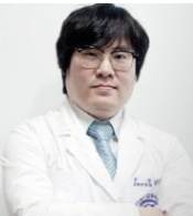 [김진영원장의 모발이식지침서(69)] 광범위한 남성탈모, 절개+비절개 혼용 모발이식으로