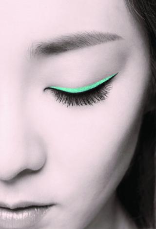 클리오, 강렬한 파스텔 아이 메이크업 공개