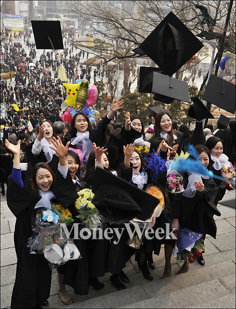 [MW사진]"야! 졸업이다"…하늘 높이 학사모 던지는 졸업생들