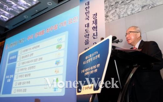 ▲현오석 경제부총리 겸 기획재정부 장관이 28일 오전 서울 강남구 코엑스인터콘티넨탈호텔에서 무역협회 주최로 열린 제82회 KITA 최고경영자 조찬회에서 '대한민국 대도약을위한 경제혁신 3개년 계획'을 주제로 강연을 하고 있다.(사진 = 뉴스1 송원영 기자)