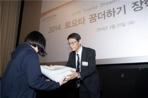 요시다 아키히사 한국토요타자동차 사장(사진 오른쪽)이 토요타 꿈더하기 장학증서 및 기념선물을 학생에게 전달하고 있다.(사진제공=토요타) 