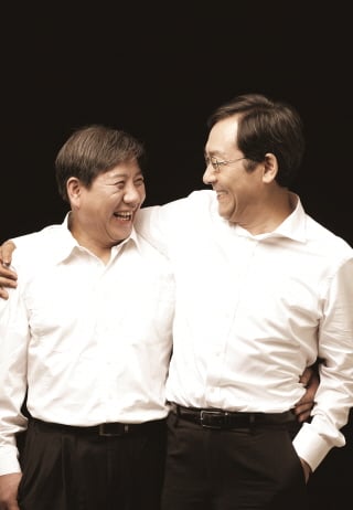 ▲ 한솥도시락 15년 밥친구 (좌; 가맹점주/우; 이영덕 대표) (제공=한솥도시락)