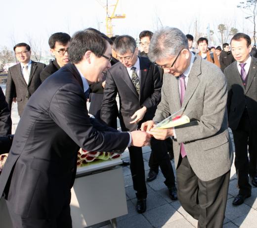 지난 3일 임성훈 나주시장이 한국방송통신전파진흥원 직원들에게 장미꽃을 전달하며 첫 출근을 축하하고 있다.
