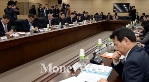 ▲현오석 경제부총리 겸 기획재정부 장관이 5일 정부세종청사 기획재정부 대회의실에서 열린 경제관계장관회의에서 모두발언을 하고 있다. 이번회의는 경제혁신 3개년 계획 세부 실행과제와 지역경제 활성화 대책, M&A 활성화 방안, 주택임대차 시장 선진화 방안 보완조치 등이 다뤄졌다.(사진 = 뉴스1 장수영 기자)