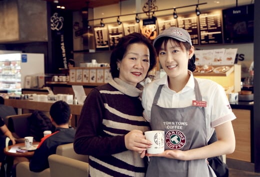 ▲ 탐앤탐스 반포스타점 조봉연 점주, 김윤선 점장 모녀 (사진제공=탐앤탐스)
