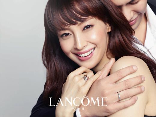 이나영 화보, 웨딩사진 느낌 물씬...로맨틱한 백허그 포즈 연출