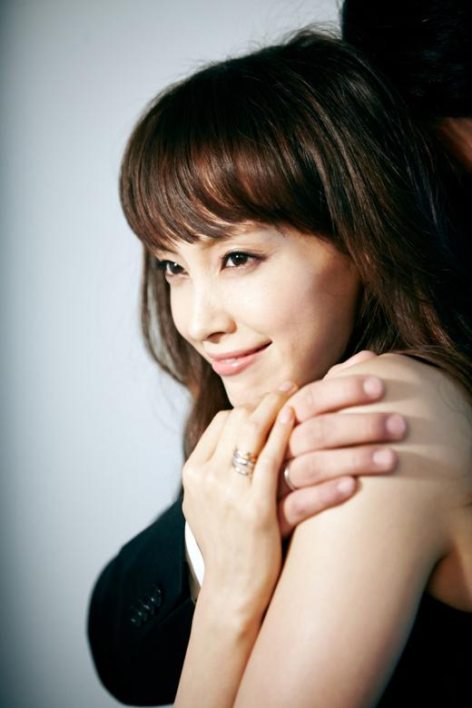 이나영 화보, 웨딩사진 느낌 물씬...로맨틱한 백허그 포즈 연출