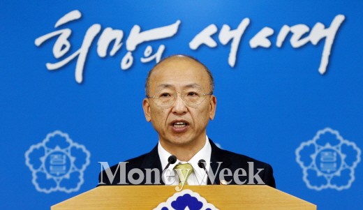 ▲문형표 보건복지부 장관이 지난 7일 오전 종로구 세종로 정부서울청사에서 브리핑을 갖고 오는 집단휴진과 관련 "불법행위에 대해서는 법과 원칙에 따라 엄정히 대응할 것"이라며 강경한 입장을 거듭 밝혔다.(사진=서울 뉴스1 허경 기
