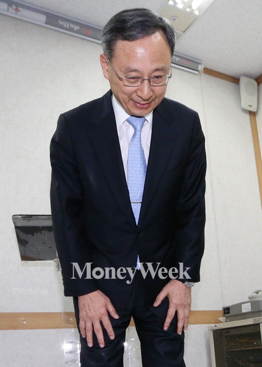 ▲KT가 홈페이지 해킹으로 1200여만명의 고객정보를 무더기로 유출당한 가운데 황창규 KT 회장이 7일 오후 서울 세종로 KT 본사에서 열린 기자회견에서 고개 숙여 사과하고 있다.(사진=서울= 뉴스1 오대일 기자)