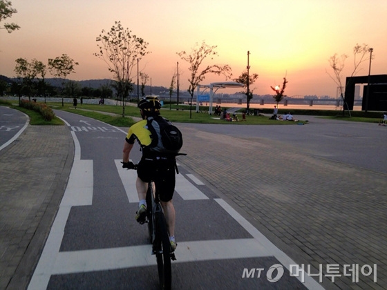 한 남성이 한강자전거도로를 달리고 있다./사진=윤일석