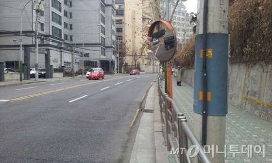 우회전 시 전방 시양확보가 어려운 경우가 많다./사진=윤일석