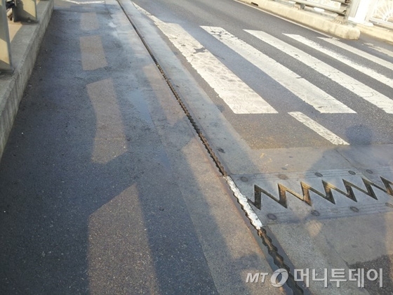 요철 구간 등을 지날 때는 주의가 필요하다. 특히 위의 사진처럼 사선형의 경우 각별한 주의가 필요하다./사진=윤일석