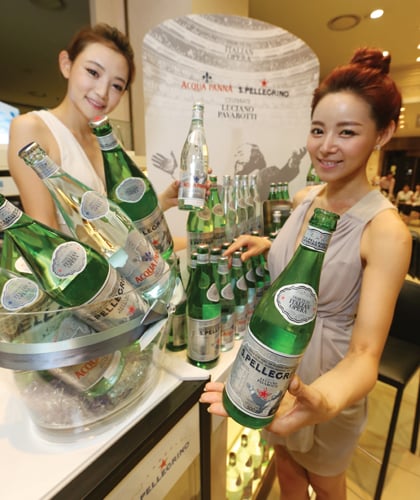 서울 신세계 본점에서 선보인 이탈리아 프리미엄 탄산수 산펠레그리노와 미네랄워터 아쿠나 파나의 파바로티 에디션 한정판. /사진제공=머니투데이 이동훈 기자