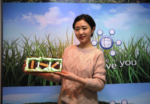 ▲‘젬무브 천연효소 비누’를 직원이 들어 보이고 있다