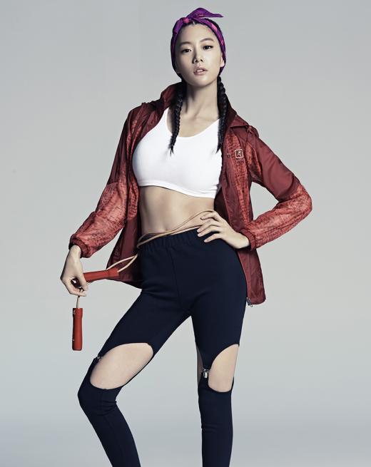 클라라 화보, 섹시 아웃도어룩 선보여