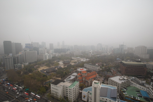 지난 9일 오전 서울 태평로 프레스센터에서 바라본 도심 일대가 짙은 안개로 뿌옇다. /사진제공=뉴스1 유승관 기자