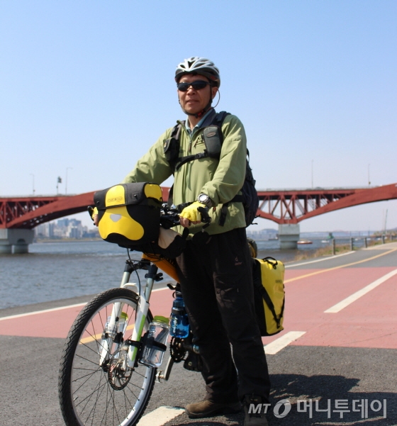 박주하씨는 이러한 차림으로 80일 동안 발칸반도 단독 자전거여행을 나선다./사진=박정웅 기자