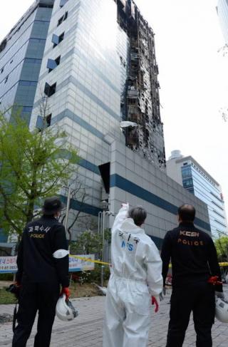 국립과학수사연구원과 경찰 과학수사대가 지난 21일 삼성SDS 과천센터에서 화재현장을 감식하고 있다. /사진제공=뉴스1 박지혜 기자