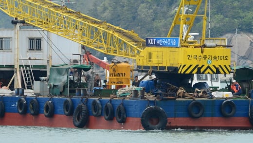 세월호 여객선 침몰 사고 11일째인 26일 전남 진도군 팽목항에서 사고현장에 투입되지 못한 다이빙벨을 실은 알파잠수기술공사(알파)의 바지선이 돌아오고 있다.(사진=진도 뉴스1 양동욱 기자)