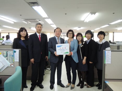 김주하 농협은행장(왼쪽 3번째)이 콜센터 상담사들에게 격려품을 전달하고 있다.