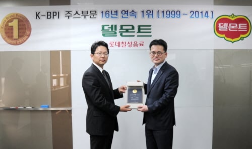 롯데칠성음료 박윤기 마케팅부문장(오른쪽)과 한국능률협회컨설팅의 한상록 진단평가 본부장.