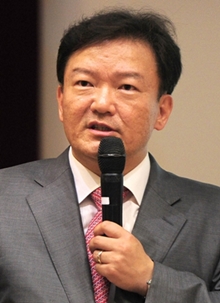 박근혜 대통령이 지난달 29일 오전 경기 안산시 단원구 화랑유원지에 마련된 세월호 사고 희생자 정부 합동분향소를 찾아 조문하고 있다./사진=청와대