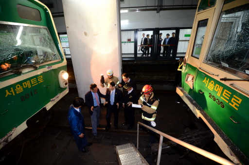 지하철 2호선 상왕십리역에서 성수역 방면으로 향하던 전동차 2대가 추돌하는 사고가 발생한 2일 오후 사고 현장에서 관계자들이 사고 수습을 하고 있다.(사진제공=뉴스1)