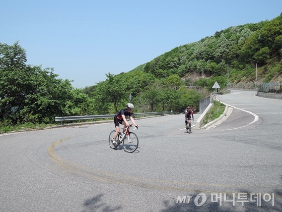 자전거 동호인들이 지난 1일 경기도 양평군 화서로의 언덕길을 오르고 있다./사진=이고운 기자