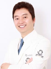 [노윤우원장의 모발이식 정보 (103)] M자 탈모 모발이식, 장기적 안목으로 병원 선택해야