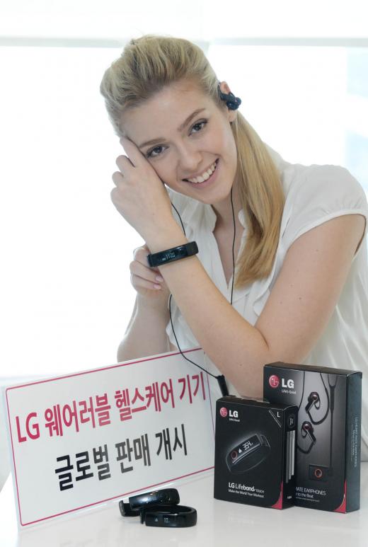LG 라이프밴드 터치와 심박 이어폰 /사진제공=LG전자